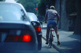 Radfahrer auf dem Weg zur Ampel