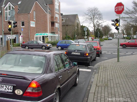 Ampel ausgefallen, STOP-Schild, Haltlinie