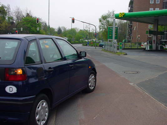 Abbiegen über die Tankstelle?