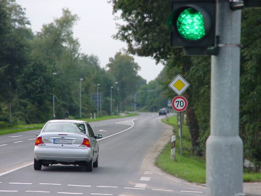 Vorfahrstraßenschild erst nach der Kreuzung